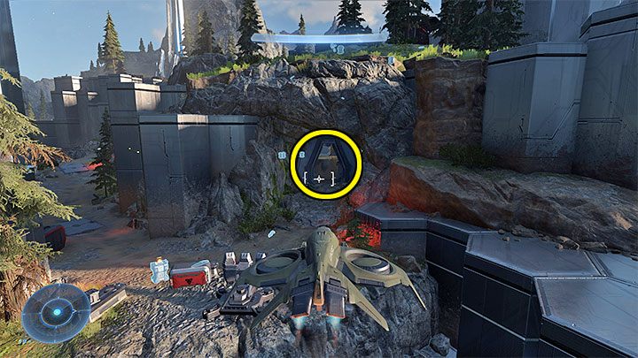 Znajdźka ta jest wyjątkowo kłopotliwa, gdyż znajduje się pod pozornie szczelnie zamkniętą wieżą z obrazka 1 - Halo Infinite: Zbrojownie i rdzenie Spartan (Kontakty) - Halo Infinite - poradnik do gry