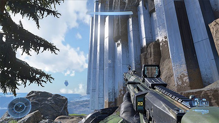 Kontynuujcie podróż na zachód aż dotrzecie do wielkiej przepaści i po prawej stronie będziecie mieli widoczną pokazaną na obrazku metalową ścianę - Halo Infinite: Mgła, 7. czaszka (otwarty świat) - gdzie znaleźć? - Halo Infinite - poradnik do gry