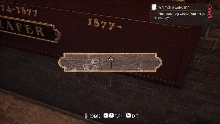 Po zbadaniu drzwi do pokoju, czas kawałek się cofnąć i sprawdzić deskę z nazwiskiem - Sherlock Holmes Chapter One: Pozłacana klatka, warsztat łodzi - solucja - Sherlock Holmes Chapter One - poradnik do gry