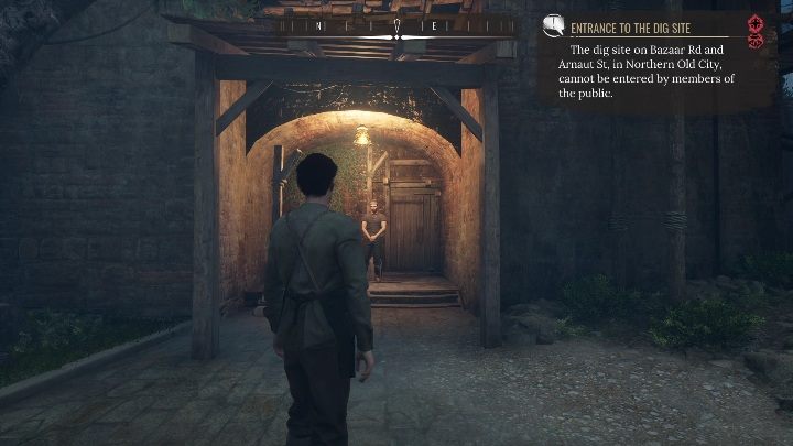 Przed wejściem na teren stoi mężczyzna - Sherlock Holmes Chapter One: Pozłacana klatka, wykopaliska - solucja - Sherlock Holmes Chapter One - poradnik do gry