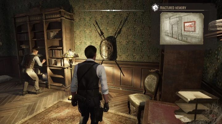 Na ścianie pomiędzy regałami wisi tarcza oraz dwie włócznie - Sherlock Holmes Chapter One: Matczyna miłość, Gabinet osobliwości - solucja - Sherlock Holmes Chapter One - poradnik do gry