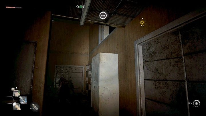 Wejdźcie do pokoju po lewej stronie i po szafce widocznej na powyższym obrazku wskoczcie na wyższe piętro budynku - Dying Light 2 Zagubione światło - solucja, opis przejścia - Dying Light 2 - poradnik do gry
