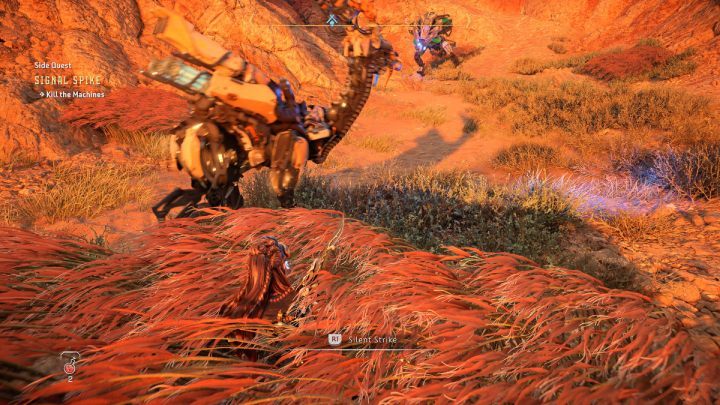 Chowając się w trawie poczekajcie, aż niszczyciel (Ravager) i nadymacz (Bellowback) odejdą na bezpieczną odległość i zabijcie najpierw lancoroga (Lancehorn) - Horizon Forbidden West: Siła sygnału (Signal Spike) - solucja, opis przejścia - Horizon Forbidden West - poradnik do gry