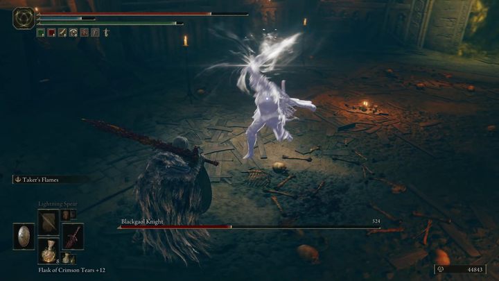 Najgroźniejszym atakiem bossa jest krótkie combo, do którego dostęp ma tylko dzierżąc miecz oburącz - Shadow of the Erdtree: Jak pokonać bossa Rycerz Czarnego Więzienia (Blackgaol Knight)? - Elden Ring - poradnik do gry