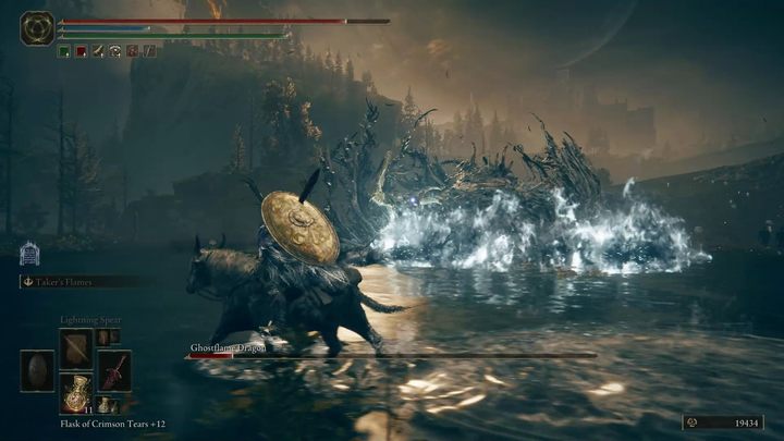 Podczas walki cały czas się ruszajcie Galopujcie w stronę smoka gdy ten nie atakuje, zadajcie kilka ciosów, po czym oddalcie się by uniknąć kontrataku - Shadow of the Erdtree: Jak pokonać bossa Smok ognia duchów (Ghostflame Dragon)? - Elden Ring - poradnik do gry