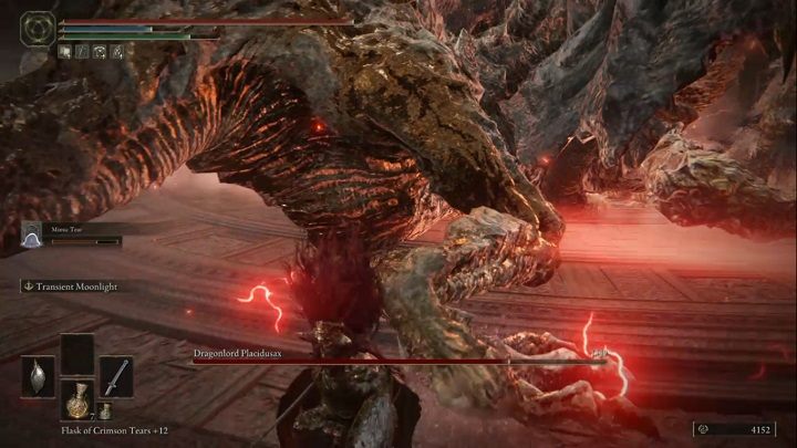 Gdy znajdujecie się bezpośrednio przy nim, uważajcie na moment, w którym smok rozświetla się na czerwono - Elden Ring: Placidusax, Władca Smoków (Dragonlord Placidusax) - boss, jak pokonać? - Elden Ring - poradnik do gry