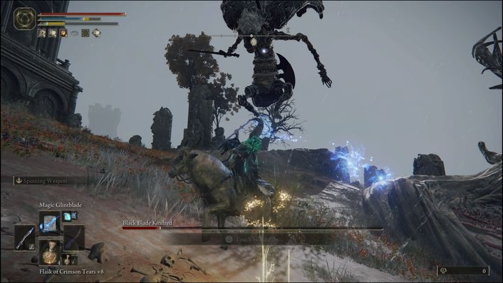 Boss będzie często wznosił się w powietrze, atakując za pomocą broni białej - Elden Ring: Pobratymiec Czarnej Klingi (Black Blade Kindred) - boss, jak pokonać? - Elden Ring - poradnik do gry