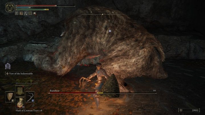 Jeśli potrzebujecie się uleczyć, oddalcie się sprintem jak najdalej od przeciwnika i szykujcie się na natychmiastowe wykonanie uniku - Elden Ring: Runebear (Runiczny niedźwiedź) - boss, jak pokonać? - Elden Ring - poradnik do gry