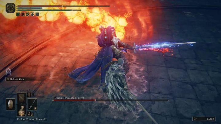 W drugiej fazie Rellana zachowuje moveset z pierwszej fazy, lecz może teraz zakończyć niektóre kombinacje ataków magiczną falą uderzeniową lub opóźnioną ognistą eksplozją - Shadow of the Erdtree: Jak pokonać bossa Rellana, Rycerz bliźniaczych księżyców (Rellana, Twin Moon Knight)? - Elden Ring - poradnik do gry