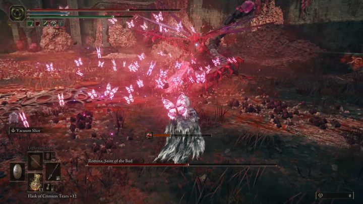 W drugiej fazie walki Romina zyskuje możliwość przywoływania hord wybuchających motyli pokrywających znaczny obszar - Shadow of the Erdtree: Jak pokonać bossa Romina, święta patronka pąków (Romina, Saint of the Bud)? - Elden Ring - poradnik do gry