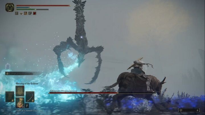 Smarag czasami wzbije się też w powietrze, aby przelecieć po prostej linii zionąc ogniem przed siebie - Elden Ring: Smarag, błyskamienny smok (Glinstone Dragon Smarag) - boss, jak pokonać? - Elden Ring - poradnik do gry