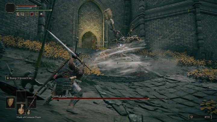 Gdy dystans pomiędzy Wami a Godrickiem jest niewielki, często będzie używać tornada, którym się otacza - Elden Ring: Godrick, Zszywaniec (Godrick the Grafted) - boss, jak pokonać? - Elden Ring - poradnik do gry