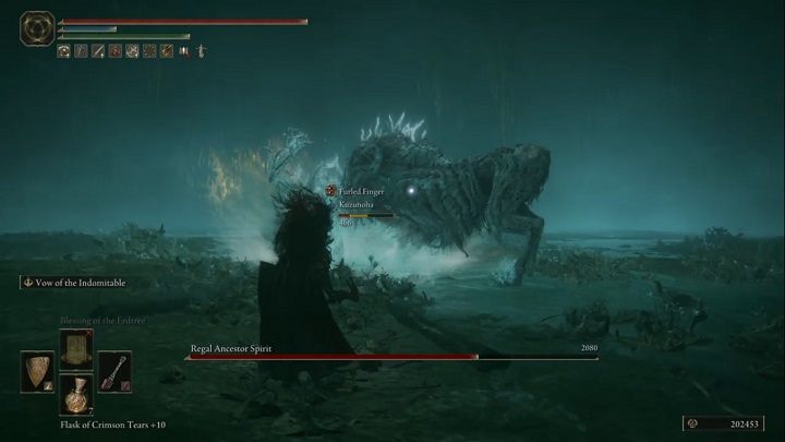 Przeciwnik lubi też stanąć na tylnych nogach, po czym mocno uderzyć w ziemię - Elden Ring: Duch królewskiego przodka (Regal Ancestor Spirit) - boss, jak pokonać? - Elden Ring - poradnik do gry