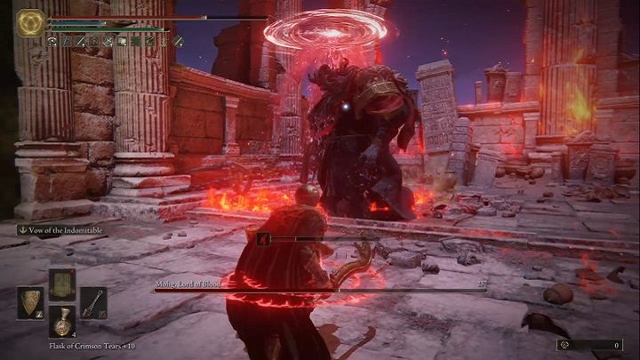 Oprócz tego może też rozlać ogień, który będzie ranić i budować status krwawienia - Elden Ring: Mohg, Pan Krwi (Mohg, Lord of Blood) - boss, jak pokonać? - Elden Ring - poradnik do gry