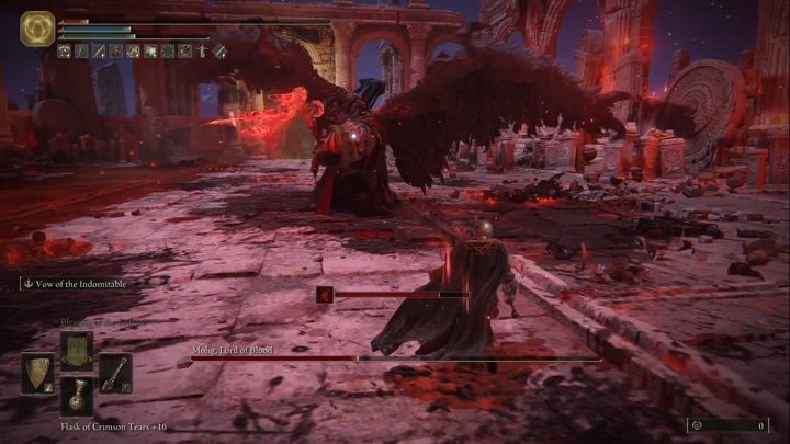 Wystrzegajcie się również szarży przeciwnika - dość łatwo uniknąć jej robiąc unik w bok - Elden Ring: Mohg, Pan Krwi (Mohg, Lord of Blood) - boss, jak pokonać? - Elden Ring - poradnik do gry