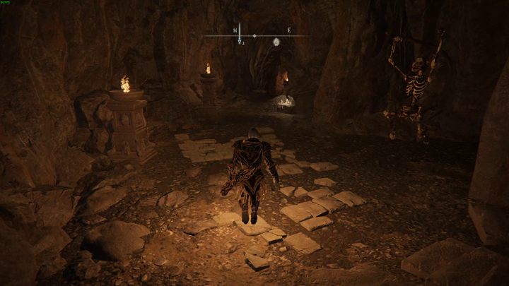 W pierwszej pieczarze możecie śmiało zeskoczyć ze skarpy skierować się korytarzem na lewo - Shadow of the Erdtree: Jak dotrzeć do Ukrytego grobu Charo? - Elden Ring - poradnik do gry