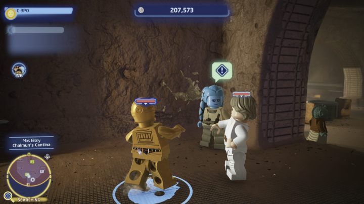 Udajcie się do kantyny i sterując postacią droida protokolarnego porozmawiajcie z postacią stojącą przy drzwiach - LEGO Skywalker Saga: Ma klounkee mój kolego (Ma Klounkee Most Foul) - solucja, opis przejścia - LEGO Skywalker Saga - poradnik do gry