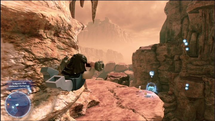 Klocek leży brzegu skały, aby się do niego dostać musicie przeskoczyć po brązowych słupkach - LEGO Skywalker Saga: Ul Stalgasin - lista wszystkich łamigłówek - LEGO Skywalker Saga - poradnik do gry