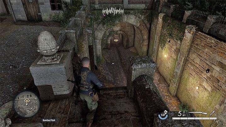 Waszym zadaniem jest zlokalizowanie zejścia do kanałów - pokazują je powyższe obrazki i jest ono w północnej części parku - Sniper Elite 5: Zinfiltrowanie bazy U-boatów (misja 8) - solucja, opis przejścia - Sniper Elite 5 - poradnik do gry