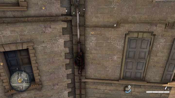 Przejdźcie przez okno i przemieszczajcie się po gzymsie w lewo, by docelowo dotrzeć do rynny - Sniper Elite 5: Wejście do biura i znalezienia sekretów Mollera (misja 2) - solucja, opis przejścia - Sniper Elite 5 - poradnik do gry