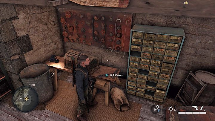 Rozejrzyjcie się po budynku, w którym więziona była uratowana osoba - Sniper Elite 5: Zabezpieczenie plaży i pomoc ruchowi oporu (misja 1) - solucja, opis przejścia - Sniper Elite 5 - poradnik do gry