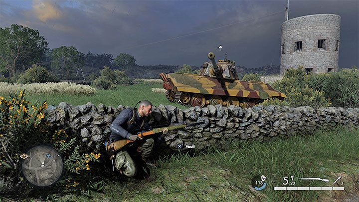 Na mapie są dwa czołgi i bardziej problematyczny może być ten z okolic jednego z wejść do tajnej placówki, bo może przeszkadzać w zaliczaniu misji - Sniper Elite 5: Mapa misji 5 (Festung Guernsey) oraz opis lokacji - Sniper Elite 5 - poradnik do gry