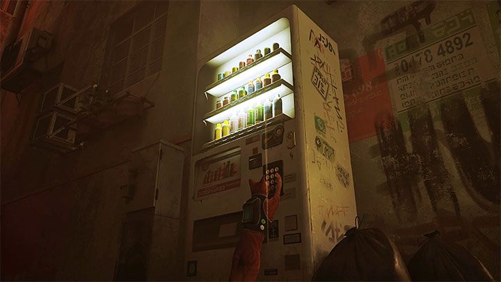 Pierwszy automat znajdziecie w jednej z bocznych uliczek - przejdźcie się ulicami odchodzącymi od głównej części tej lokacji - Stray: Automaty z napojami energetycznymi - gdzie są w Slumsach (The Slums)? - Stray - poradnik do gry