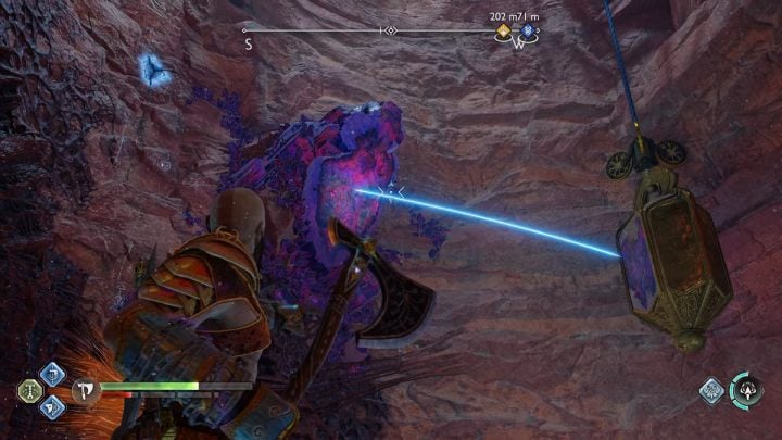 Rzućcie toporem w kryształ, tak aby odbił się o kryształ poniżej i poczekajcie aż usunie się blokada zasłaniająca uchwyt - God of War Ragnarok: Pieśń Piasków (Song of the Sands) - solucja, opis przejścia - God of War Ragnarok - poradnik do gry