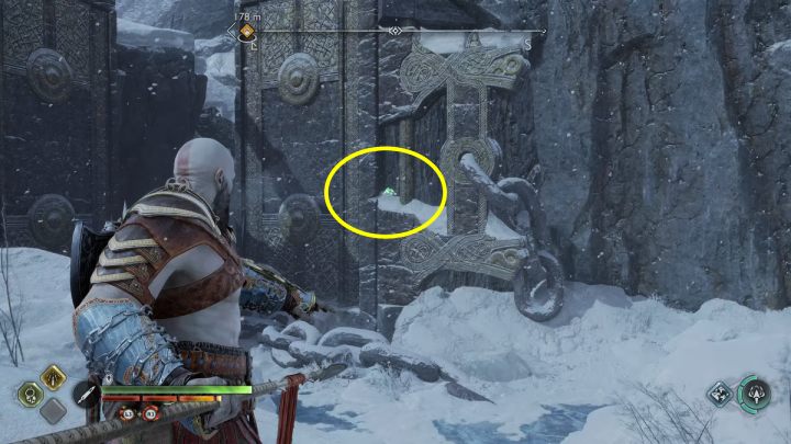 Ptak siedzi na ścianie, przy ogromnej bramie - God of War Ragnarok: Jezioro Dziewięciu (Lake of Nine), Midgard - serkety, znajdźki - God of War Ragnarok - poradnik do gry