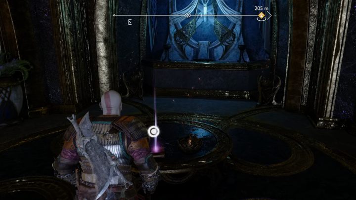 Gdy będziecie przechodzić przez okrągłą komnatę, skręćcie w lewo i podnieście artefakt leżący na małym stole - God of War Ragnarok: Świątynia Światła (Temple of Light), Alfheim - sekrety, znajdźki - God of War Ragnarok - poradnik do gry