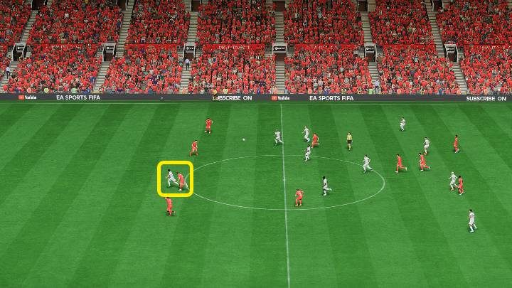 Podanie prostopadłe górą (L1+trójkąt/LB+Y) otwiera szansę na rozegranie futbolówki z pominięciem jednej, a nawet dwóch formacji defensywnych przeciwnika i otwarcie sobie drogi do bramki - FIFA 23: Podania - rodzaje, jak wykonywać - FIFA 23 - poradnik do gry