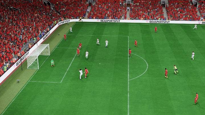 Zagranie bardzo podobne do klasycznego dośrodkowania, jednak wykonując wysokie dośrodkowanie (L1+kwadrat/LB+X) sprawicie, że futbolówka będzie lecieć nieco wyżej, a następnie zacznie opadać trochę wolniej po innej trajektorii, co da Wam czas na wypracowanie sobie pozycji do oddania strzału głową - FIFA 23: Dośrodkowania - rodzaje, jak wykonywać - FIFA 23 - poradnik do gry