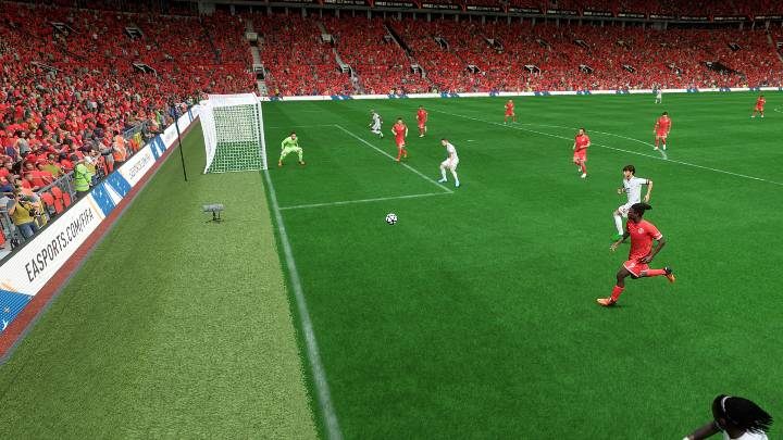 Niskie dośrodkowanie (R1+kwadrat/RB+X), to kolejny skuteczny sposób na domknięcie akcji ofensywnej w grze FIFA 23 - FIFA 23: Dośrodkowania - rodzaje, jak wykonywać - FIFA 23 - poradnik do gry