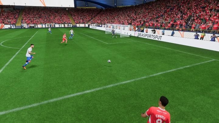 Dośrodkowanie po ziemi (2*kwadrat/2+X) lub szybkie dośrodkowanie po ziemi (R1+2*kwadrat/RB+2*X), to kolejna możliwość dogrania piłki w pole karne w FIFA 23 - FIFA 23: Dośrodkowania - rodzaje, jak wykonywać - FIFA 23 - poradnik do gry
