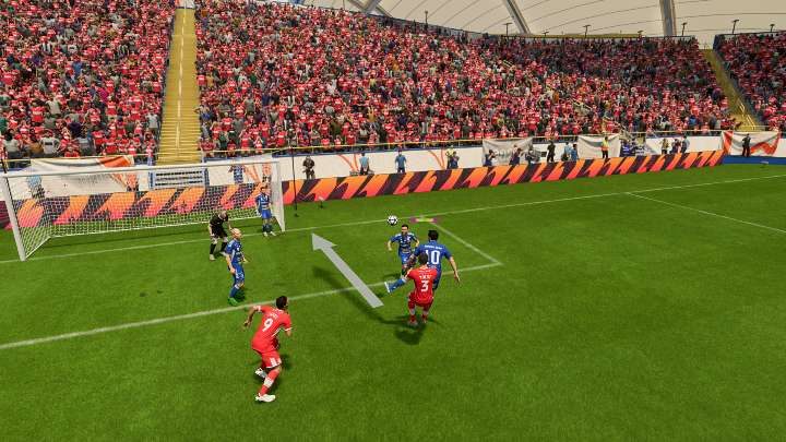 Gdy futbolówka leci na odpowiedniej wysokości, większość piłkarzy w FIFA 23 postara się oddać strzał głową - FIFA 23: Strzały - rodzaje, jak wykonywać - FIFA 23 - poradnik do gry