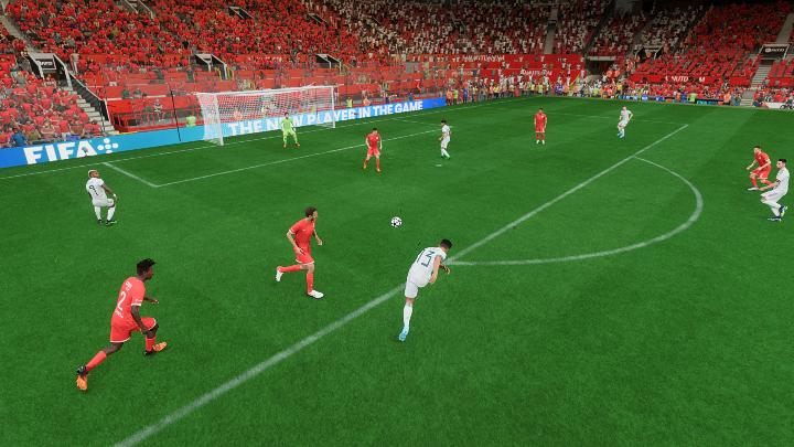 Strzał finezyjny (R1+O/RB+B) to uderzenie z mniejszą siłą, ale z większą precyzją, dodatkowo piłka nabiera sporej rotacji - FIFA 23: Strzały - rodzaje, jak wykonywać - FIFA 23 - poradnik do gry