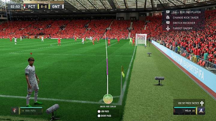 Wykonując klasyczne rozegranie rzutu wolnego w FIFA 23, przy pomocy lewego i prawego drążka możecie zdecydować, w które miejsce i z jaką rotacją posłać futbolówkę - FIFA 23: Stałe fragmenty gry - rodzaje, jak wykonywać - FIFA 23 - poradnik do gry