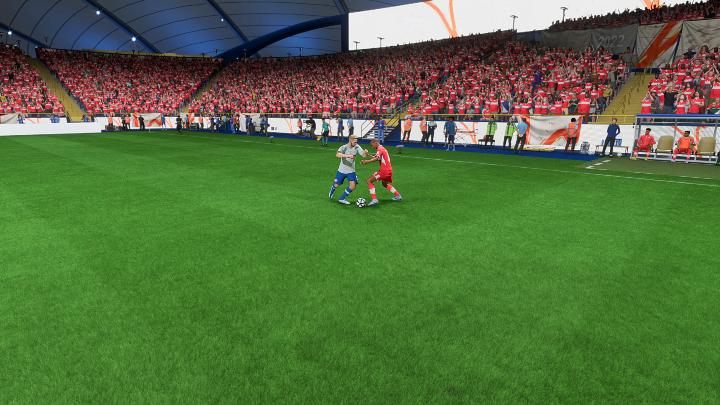Klasyczny odbiór piłki (X/A), to w wielu sytuacjach najlepszy i najbezpieczniejszy sposób na odebranie futbolówki przeciwnikowi - FIFA 23: Gra w obronie - techniki podstawowe i zaawansowane - FIFA 23 - poradnik do gry