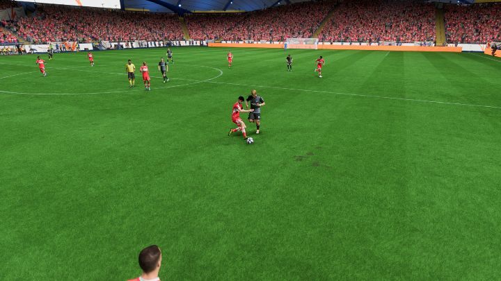 Kolejnym sposobem na odbiór futbolówki jest wślizg (Kwadrat/X), jednak tego zagrania radzimy używać tylko w ostateczności lub w momencie, gdy jesteście pewni, że nie sfaulujecie przeciwnika - FIFA 23: Gra w obronie - techniki podstawowe i zaawansowane - FIFA 23 - poradnik do gry