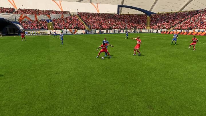 W FIFA 23 możecie spróbować odepchnąć przeciwnika barkiem (L2/LT), gdy zrównacie się z nim w trakcie biegu - FIFA 23: Gra w obronie - techniki podstawowe i zaawansowane - FIFA 23 - poradnik do gry