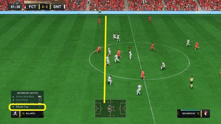 Próba złapania przeciwnika na pułapkę ofsajdową jest ryzykowana, ale w niektórych momentach może się opłacić - FIFA 23: Gra w obronie - techniki podstawowe i zaawansowane - FIFA 23 - poradnik do gry