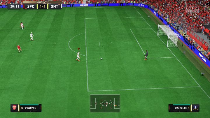 Wznowienie rozgrywki krótkim podaniem (X/A) to bezpieczna opcja rozpoczęcia akcji, która daje większą szansę na utrzymanie się przy piłce - FIFA 23: Gra bramkarzem - wznawianie gry, ruszanie bramkarzem - FIFA 23 - poradnik do gry
