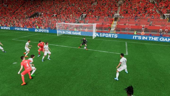 Bramkarz nie musi stać dokładnie w jednym miejscu lub przemieszczać się tylko za sprawą sztucznej inteligencji - FIFA 23: Gra bramkarzem - wznawianie gry, ruszanie bramkarzem - FIFA 23 - poradnik do gry