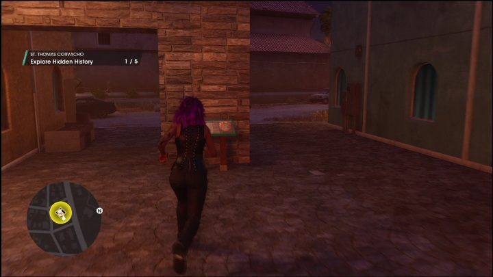 Pierwszy punkt do kliknięcia schowany jest za kamienną kolumną, naprzeciwko tablicy startowej całej aktywności - Saints Row 2022: Odkrycia (Wschodnia Providencia)- lista i opisy aktywności - Saints Row - poradnik do gry