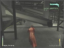 Przejdź do pomieszczenia z budką ponownie i wyrzuć znajdujących się w środku cywili - [Niobe] The Airport - The Belts | Enter The Matrix - Enter The Matrix - poradnik do gry