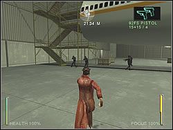 Zobaczysz stojących w oddali czterech policjantów - [Niobe] The Airport - Hangars | Enter The Matrix - Enter The Matrix - poradnik do gry