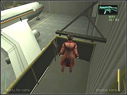 Po swojej lewej zauważysz drabinkę, prowadząca do windy - [Niobe] The Airport - Hangars | Enter The Matrix - Enter The Matrix - poradnik do gry