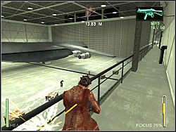 Wyjdź po niej na kładkę z Twoim pomocnikiem i wejdź w drzwi, za którymi on zniknął - [Niobe] The Airport - Catching a Plane | Enter The Matrix - Enter The Matrix - poradnik do gry