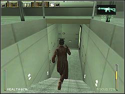 Zabierz pozostawioną przez policjantów broń i zejdź po schodkach niżej, do pomieszczenia kontrolnego - [Niobe] The Power Plant - Generator Turbine | Enter The Matrix - Enter The Matrix - poradnik do gry