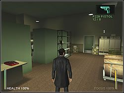 Otwórz drzwi na końcu korytarza, by wejść do mniejszego pokoju - [Ghost] The Post Office - Closing Time | Enter The Matrix - Enter The Matrix - poradnik do gry